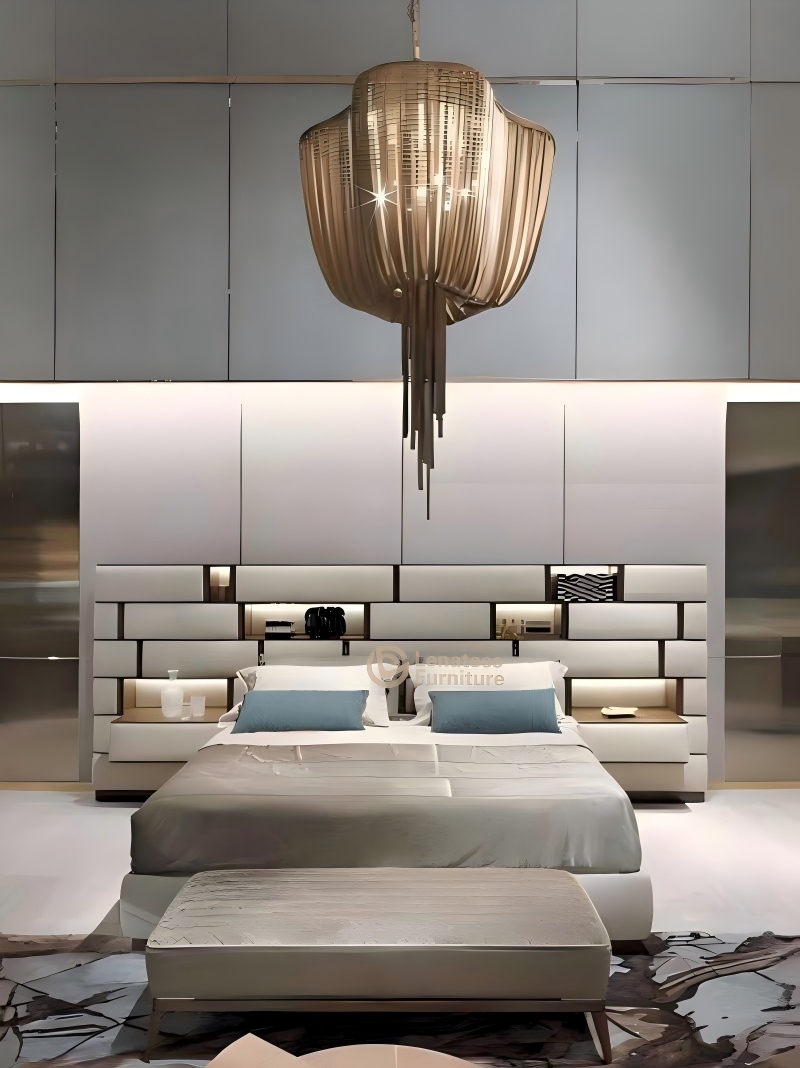 Luxe ontmoet vakmanschap: ons nieuwe statement-bed met elegante metalen accenten. ✨